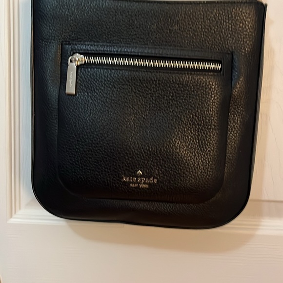 Kate Spade purse. No evidence of wear. Great shape. Comfortable. Clean. Handy. - Picture 2 of 5